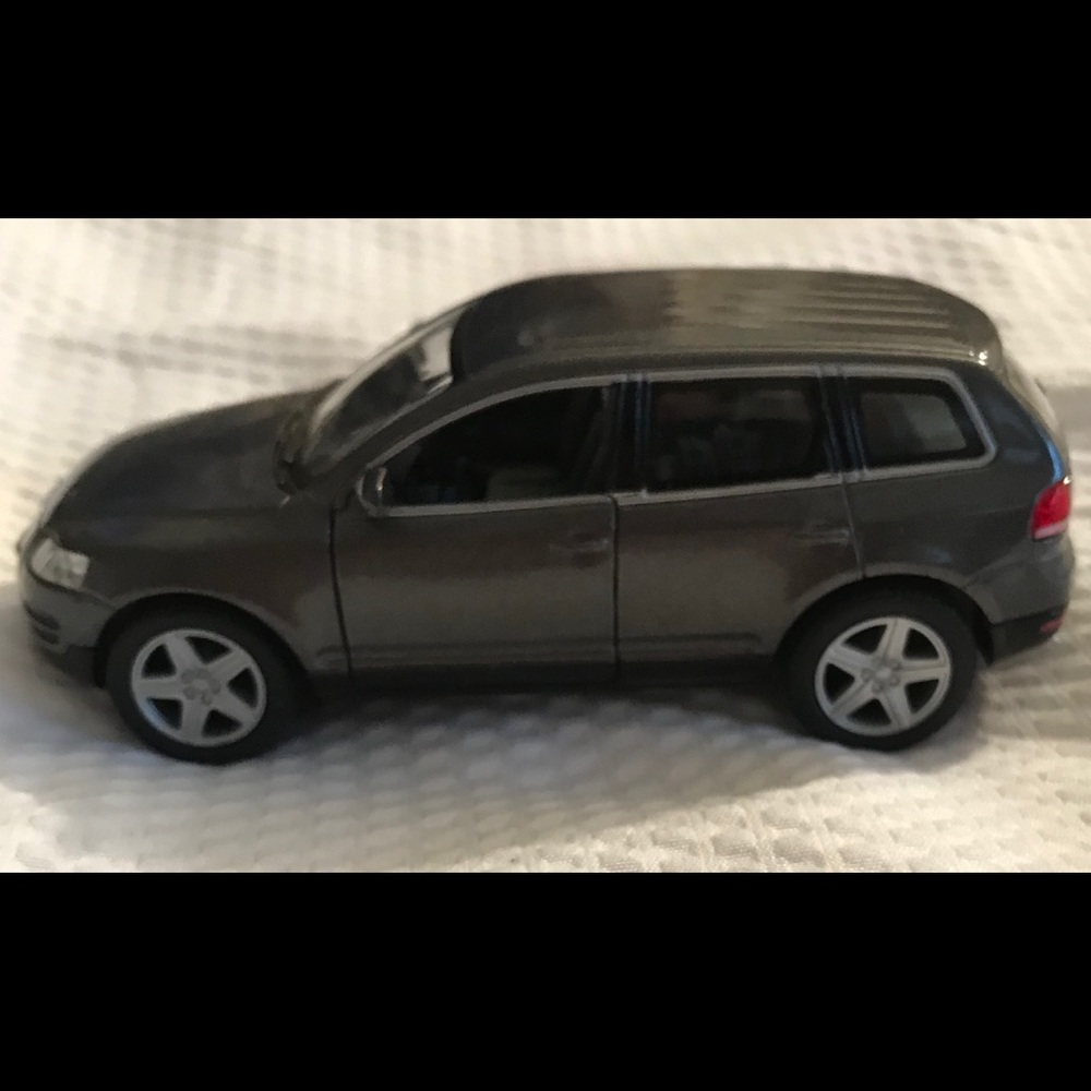 Volkswagen Touareg 2003 diecast met. Car